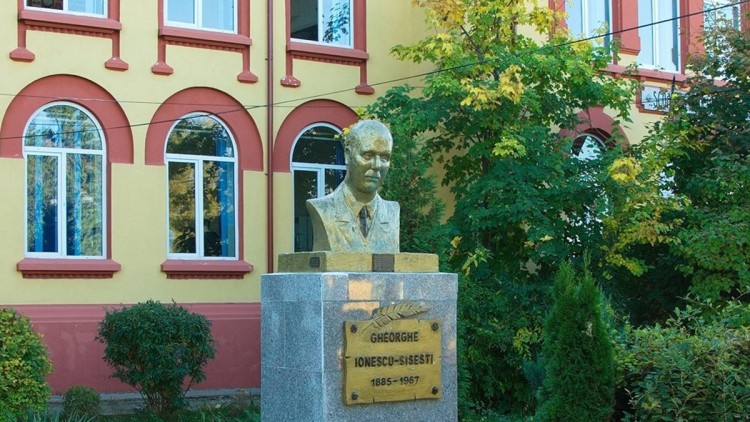 statuie liceu sisesti valea calugareasca