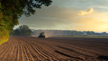 utilaj agricol pe camp la apus