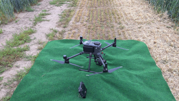 drona pe camp agricol