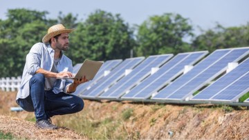 panouri solare pe camp fermier