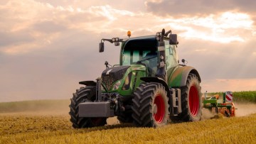 utilaj agricol pe camp